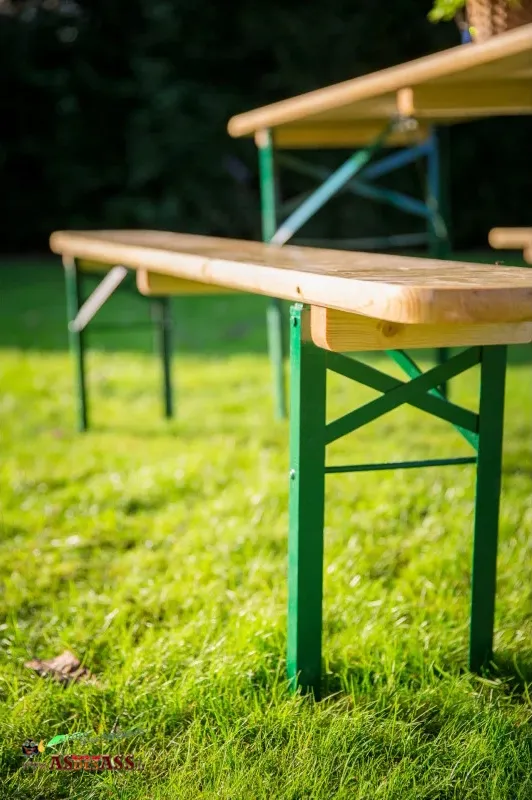 banc bois dans l'herbe.webp